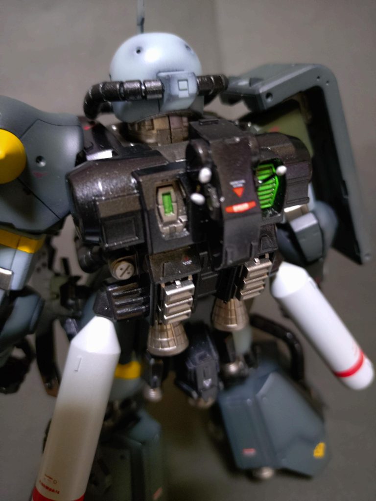 バックパックにプロペラントタンク、センサー追加。