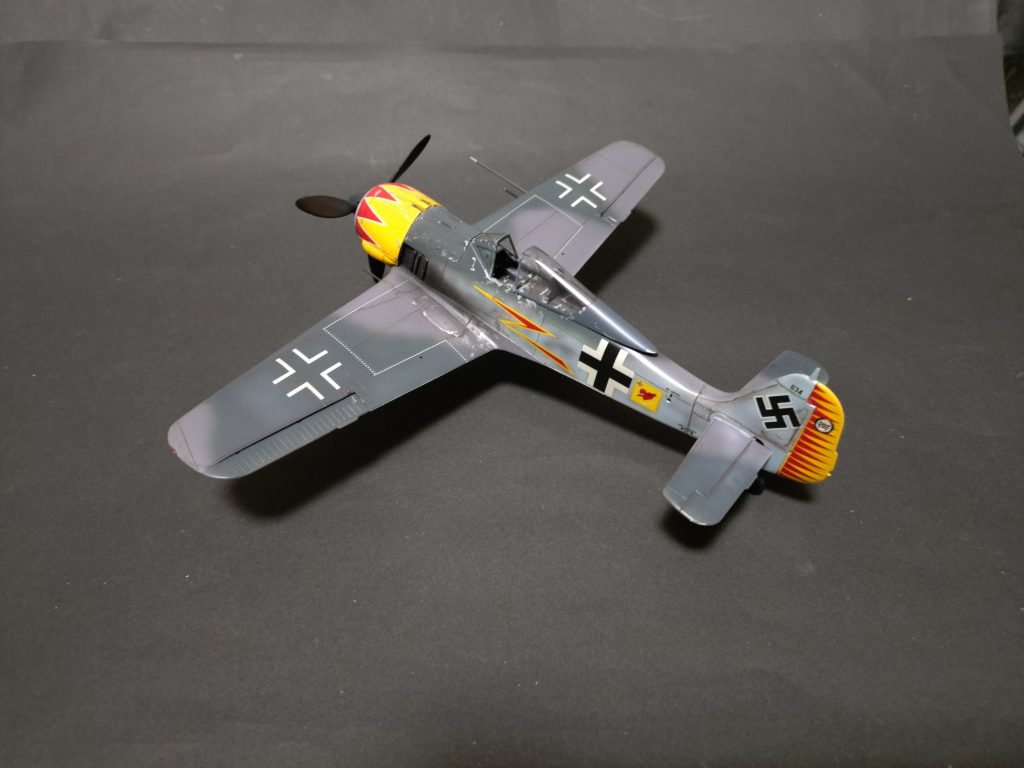 作品名：フォッケウルフfw190A-5 ヘルマン・グラーフ大佐機<p>今回のザクのカラーリングで参考にしたヘルマン・グラーフ大佐機です。 過去に作った物です。 本当は胴体に描かれてるパーソナルマークのイナズマと機首に描かれてる薔薇模様も再現予定でしたが、時間に余裕が無くこれをマスキングする [&hellip;]</p>
