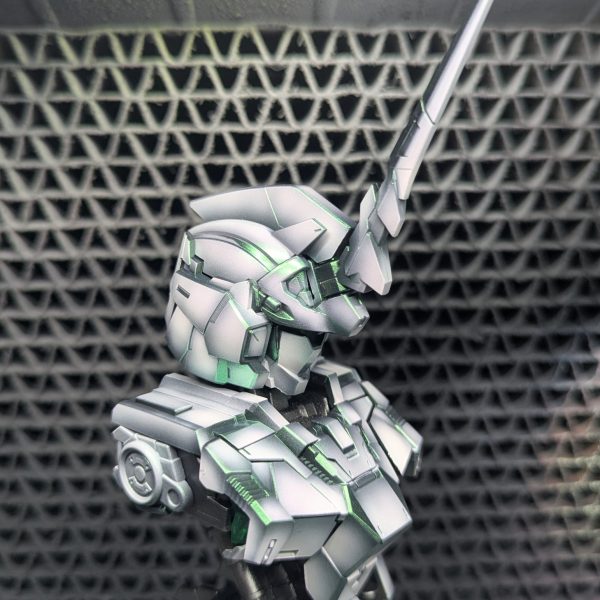 内部フレームの発光が漏れている感じを目指して塗っています。（2枚目）