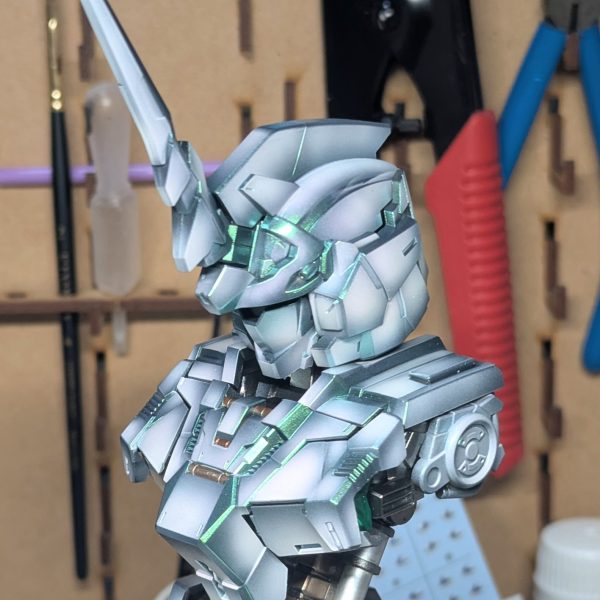 内部フレームの発光が漏れている感じを目指して塗っています。（3枚目）