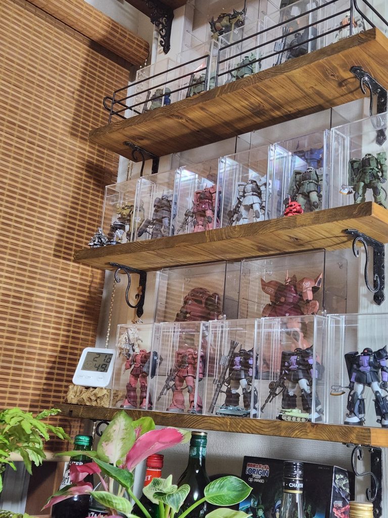 当たり前過ぎて申し訳ありませんが、超絶技法であれ簡単仕上げであれ、全ての工作過程において、全体のバランスを何度も見て検討し、自分の格好良いイメージへ向かう事が一番お伝えしたい事なのです。現在のガンプラは技術進化やメーカーの努力により、パチ組みだけで凄く格好良くなってくれます。楽しまないと損だと教えてもらいました。更にSNSやこのGUNSTAがあり、色んな方々と交流出来ます。私は沢山の方々に勉強させてもらい、教えてもらい刺激されて、物凄く楽しめている自信があります。 技量や知識に差がある事、環境や時間的に出来る事に制限がある事、それぞれの好みの作風がある事、色んな事があり千差万別、十人十色ですから、合う合わないはあるでしょう。でもきっと趣味として楽しめれば、最高に良い時間をくれると思います。皆さんの作品に驚き、感動し、自分も作りたい!と思える事の幸せを大切にしていきたいです。 またいつか皆さんにお伝え出来る機会がありましたら、その時は自分なりの作風や技法を示せたらと思います。いつも交流してくれる方々への深い敬意と感謝を!長々と駄文失礼いたしました。最後まで読んで頂いてありがとうございました。