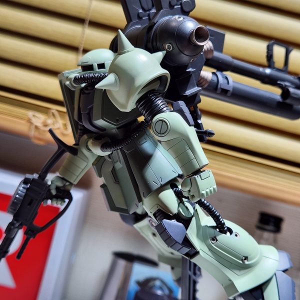 最近再販があった事もあり、サンダーボルトを視聴して、ザクIIを作って遊んでいました。独特の世界観に賛否あると思いますが、私はガンダム作品全般が面白いタイプなので、夢中で見てしまいます。そして再販のザクIIとサイコ・ザクに店頭で巡り会ったので、一気にそっちへシフトしてしまいました。昔作っていなかったので、改めて楽しいと感じます。基本色塗装が終わったので、あとは楽しい仕上げ作業になります♪（2枚目）