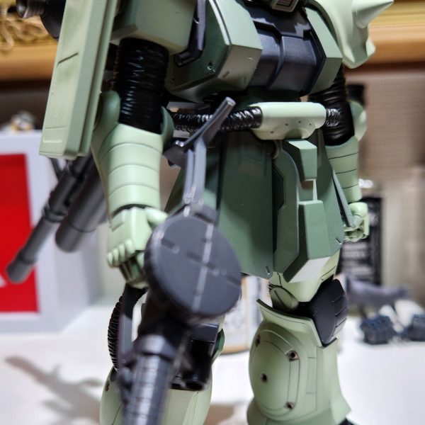 最近再販があった事もあり、サンダーボルトを視聴して、ザクIIを作って遊んでいました。独特の世界観に賛否あると思いますが、私はガンダム作品全般が面白いタイプなので、夢中で見てしまいます。そして再販のザクIIとサイコ・ザクに店頭で巡り会ったので、一気にそっちへシフトしてしまいました。昔作っていなかったので、改めて楽しいと感じます。基本色塗装が終わったので、あとは楽しい仕上げ作業になります♪（3枚目）