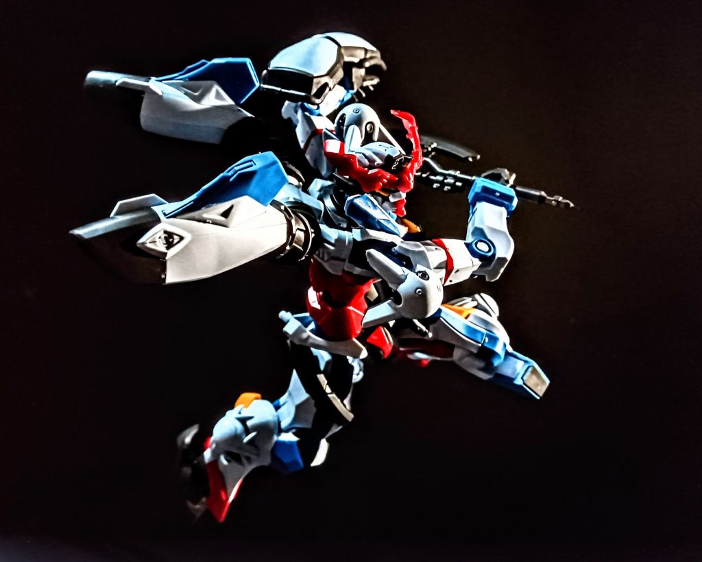 6枚目　HG ジークアクスライティングにこだわったポージングです。