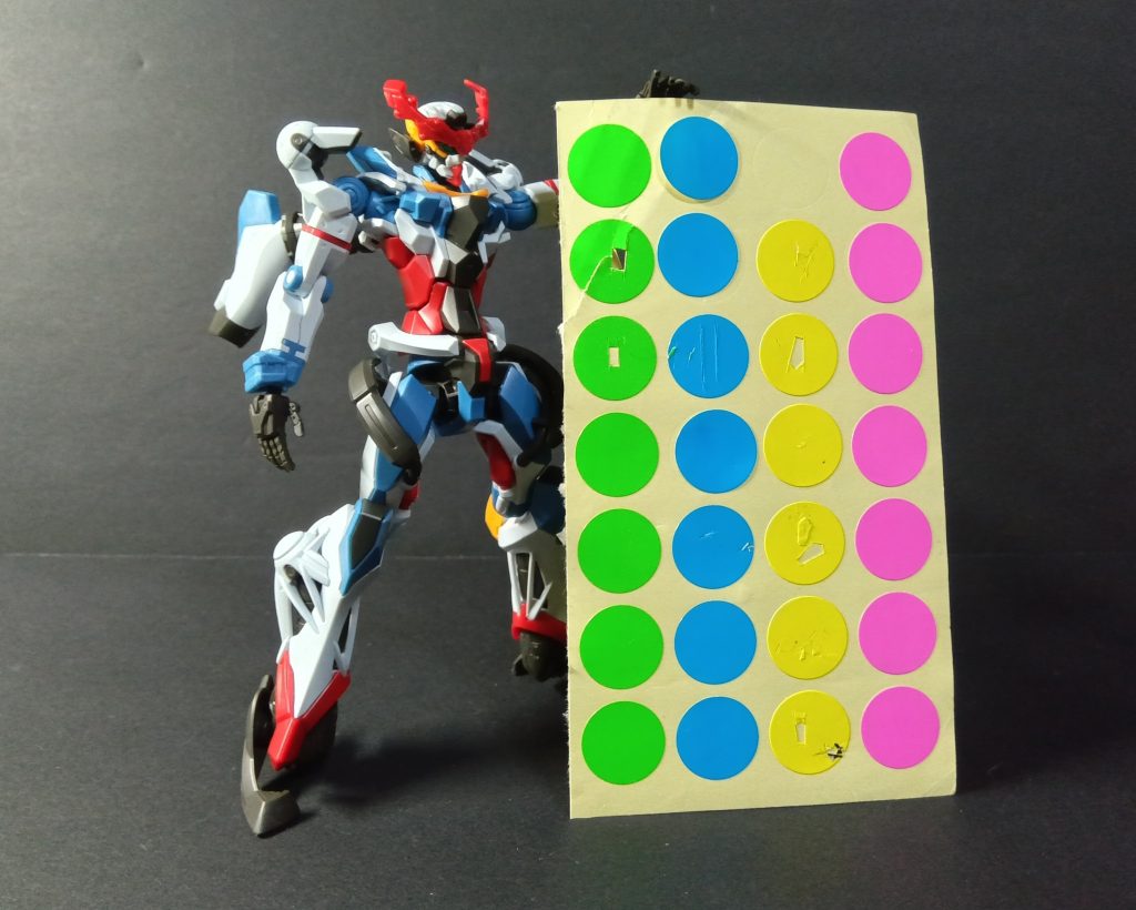 そしてこのダイソーで売っている蛍光シール。このシールもブラックライトに反応して光るので…