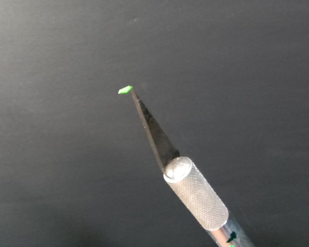 このシールをツインアイ(又はモノアイ等のセンサー部)の形に切り取り、貼ることで