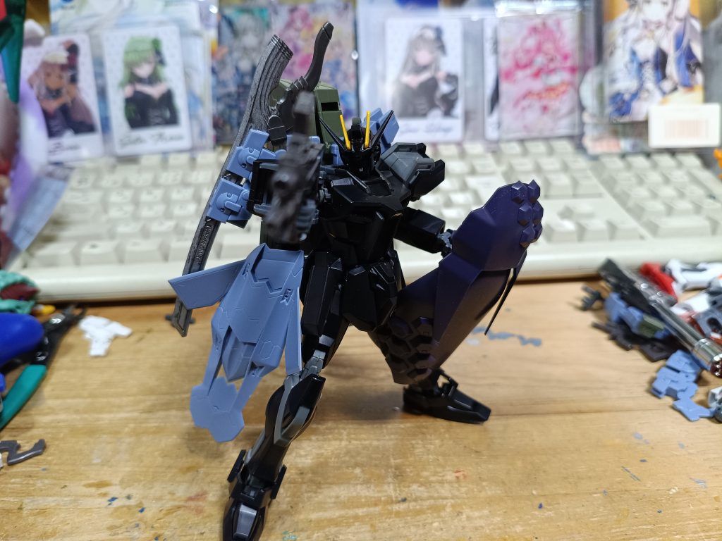 エントリーグレードの腕かんせつがもうかなりプランプランになってるから武器の重さで腕が下がりまくり(；・∀・)