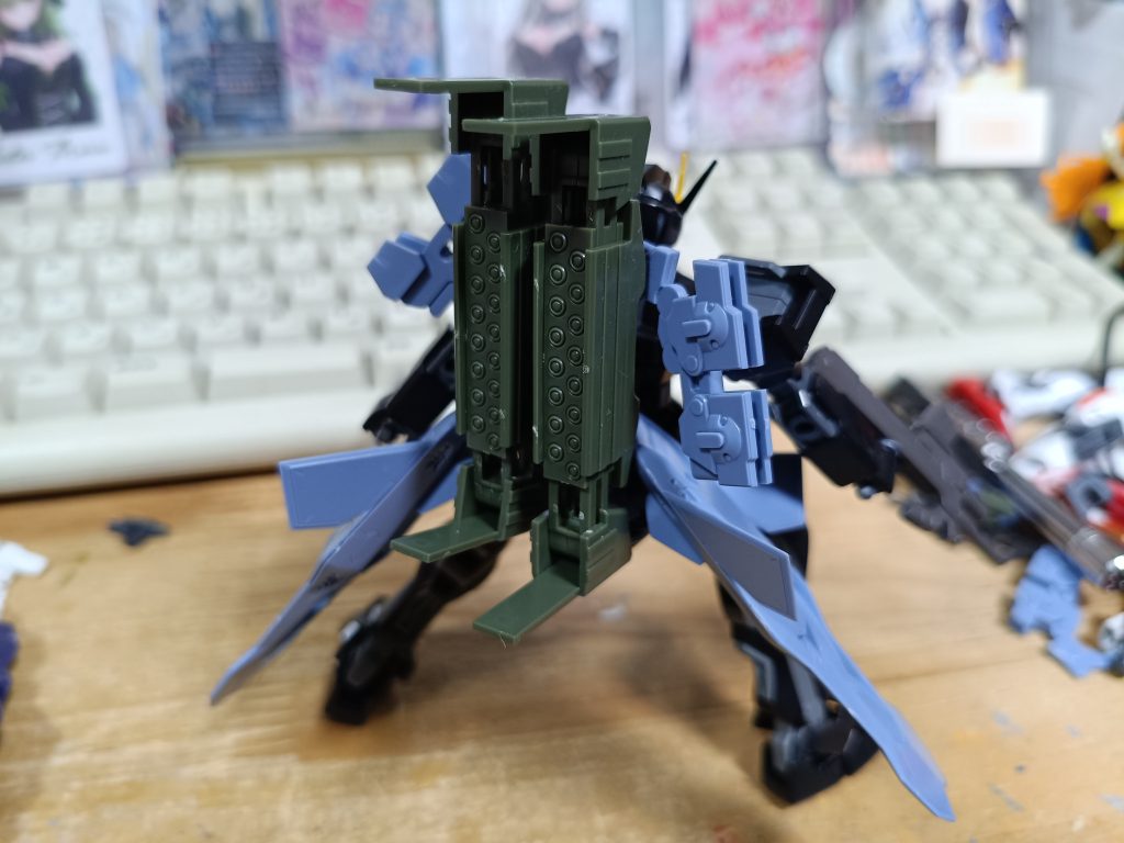 以上　背中にミサイルコンテナ　反動ヤバそうwでもなんか収まりいいような？　本当はノーマルカラーのストライクをもっと派手に改造する予定だだけど今のところシンプルに装備ついかで