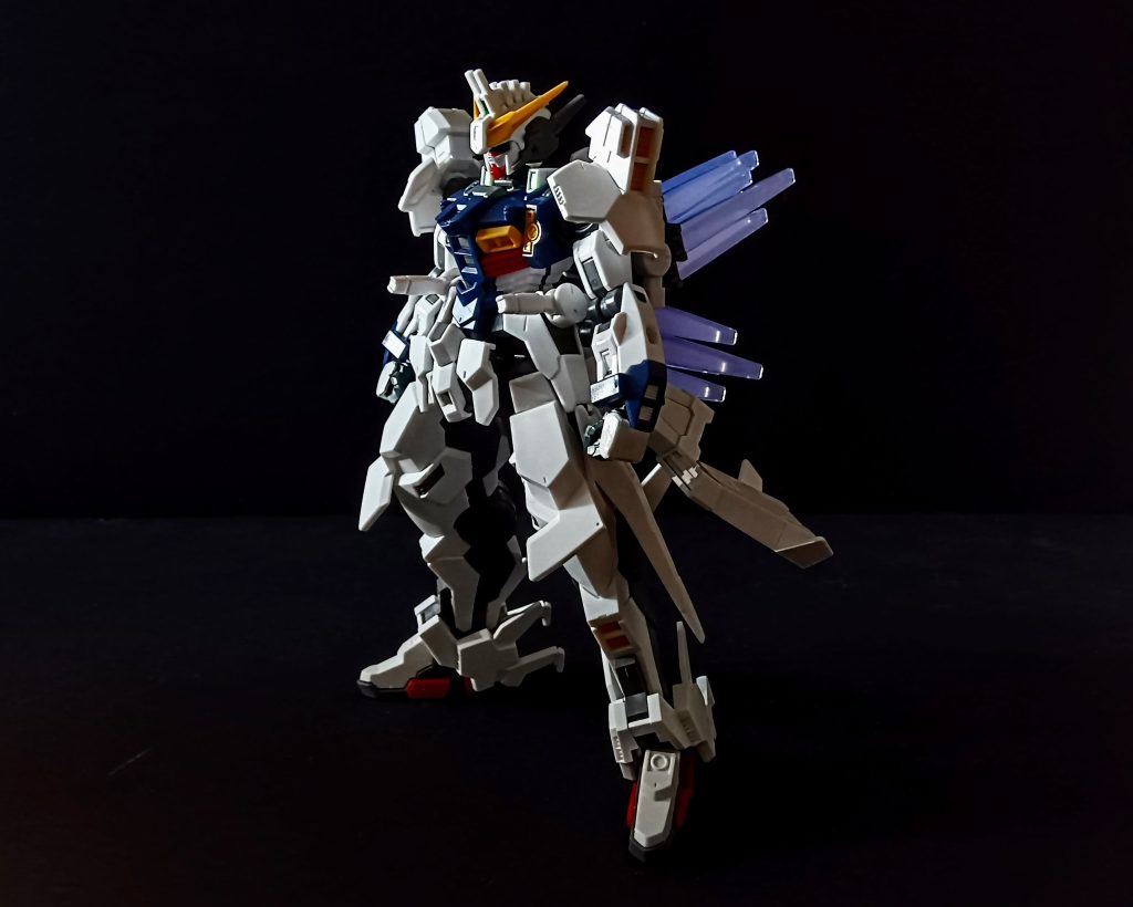 プレバン限定で販売されたHGガンダムジリウス。急いで投稿した影響もありマスクのへの字スリットを墨入れしたのみです(笑)ただそれでもかなりのクオリティとなっており、色分けも殆ど完璧。シールはセンサー部のみとなっています。そしてジリウスの特徴的な背面のフェザーエクステンション(名前合ってるかな？)。ラメの入ったクリアパーツで構成されており、とても綺麗です。