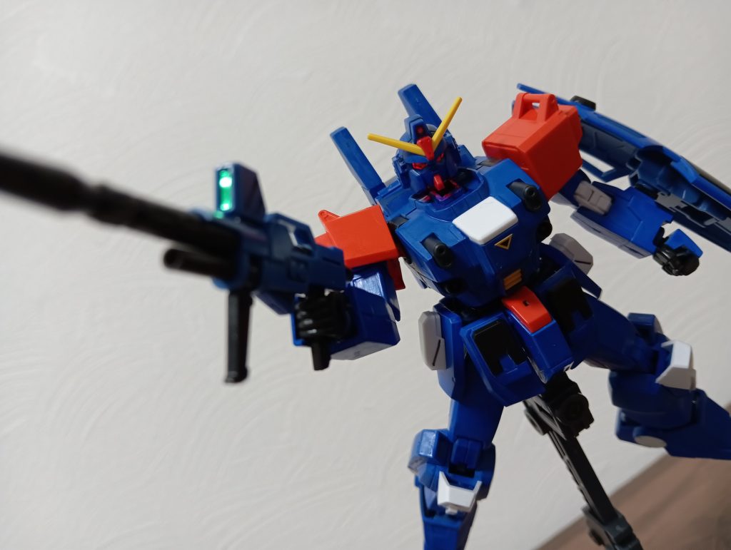 新キットの説明書だと二刀流だったりするんですが、SSの原作をプレイしているとどちらかといえばビーム・ライフルを撃ちまくってくる印象の方が強いですね