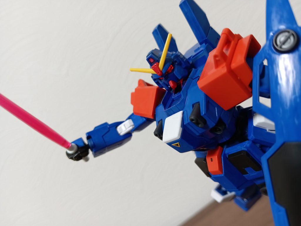 頭部にミライトを仕込んでいるのでオンにすると発光します。しかも絶妙に発光しすぎないイイ感じの発光の仕方で発光します。EXAMシステム、スタンバイ