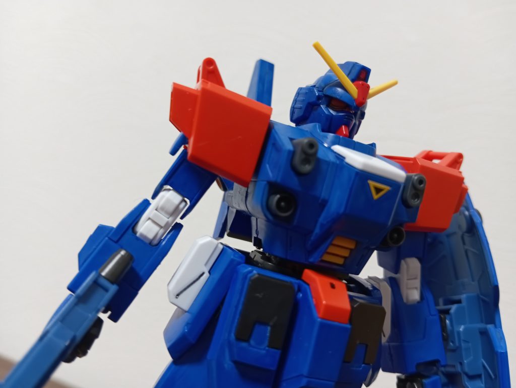 成型色そのままだとなんか微妙に色が違うような気がしたので、ガンダムマーカーの「ガンダムブルー」で塗装しました。ミライトをオフにするとこんな感じです。