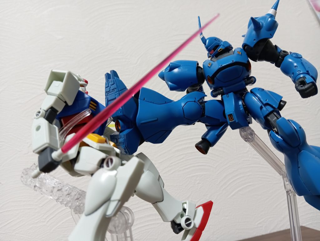 NT-1持ってないので、普通のガンダムに回し蹴りします