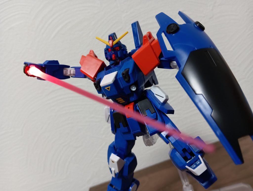 旧HGのシールドは塗装せずそのまま使えるあたり、やはり新HGより旧HGの成型色の方がよかったのでは…と個人的には思います。