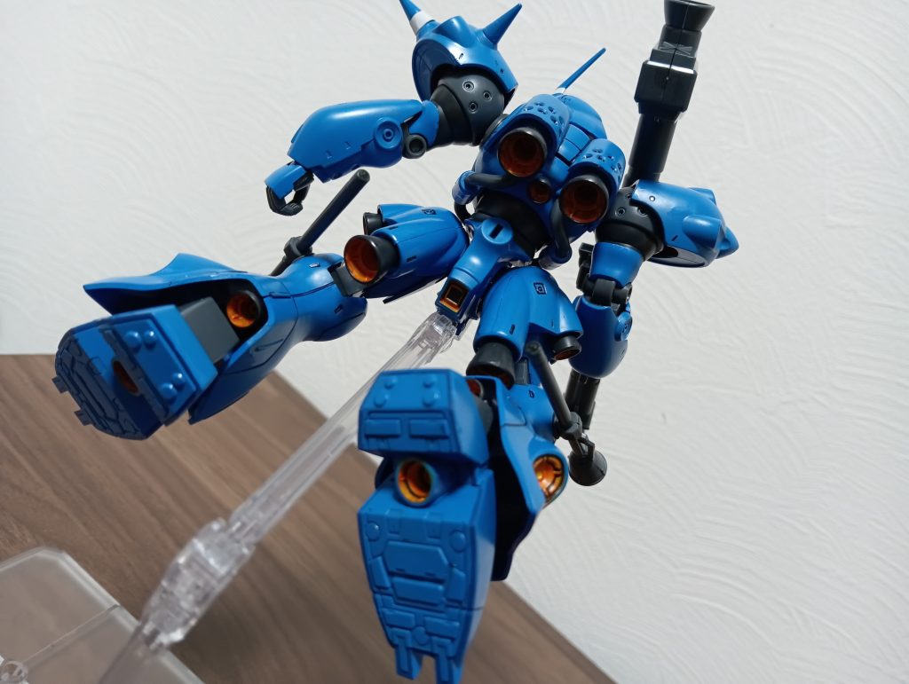 ところで、普通ガンダムマーカーの「ライトブルー」で全体的に塗装したんですがブルーディスティニー2号機HGの新キットでも思いましたが成型色おかしくないですか?と思うのは俺だけでしょうか…