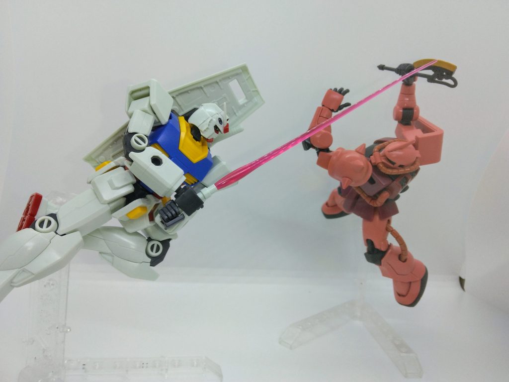 武器を構えて飛びかかるガンダムとシャアザクアムロ｢覚悟ぉーっ！｣