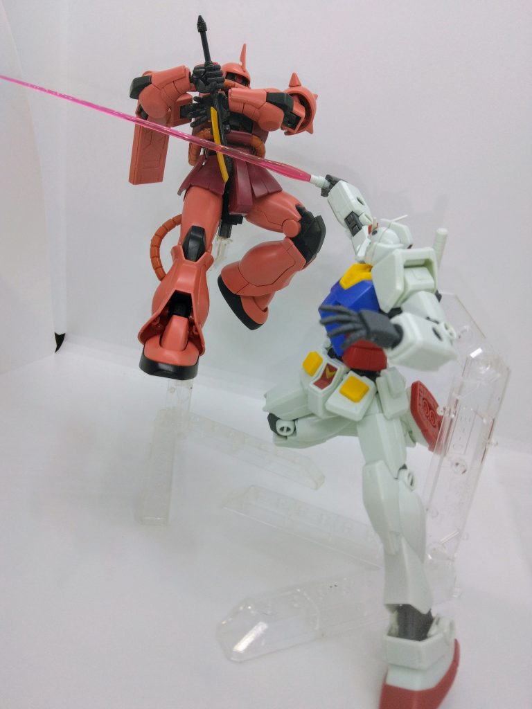 ガンダムのビームサーベルを間一髪で防ぐシャアザクシャア｢くっ、てごわいな……！｣