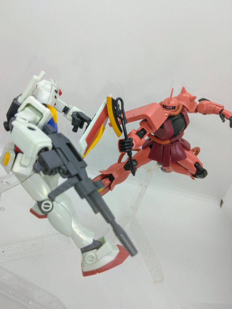 シャアの攻撃をシールドで防ぐガンダムアムロ｢なんて速さだ！｣