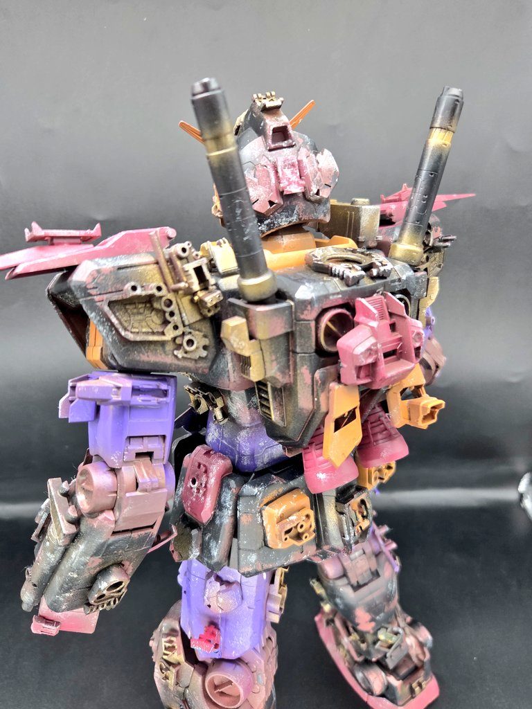 Hi-vガンダムや、カトキバージョンのボール、ストライクガンダムなんかの余剰パーツでデコレート