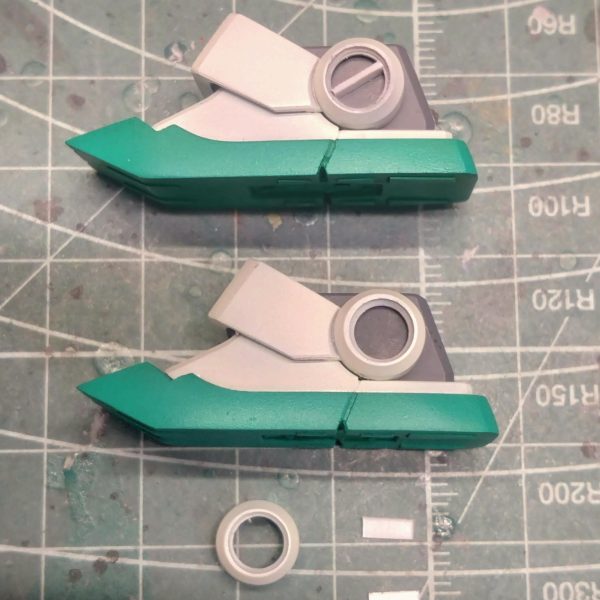 ジムIII　④腰アーマーの裏と股関節、膝カバーの裏を、チラ見せできるようにガンバりました😵…が、雑ですね😣足首、膝、肘のマルイチモールドをくり抜いてプラ板で再生しました😆別パーツに見えるようにしたのですが、分かりづらいですね😅足首のシリンダーも新造して、膝裏のモールドをリード線に置き換えたのですが、リード線の付け根がしっくりこないです🤔&nbsp;&nbsp;&nbsp;（4枚目）