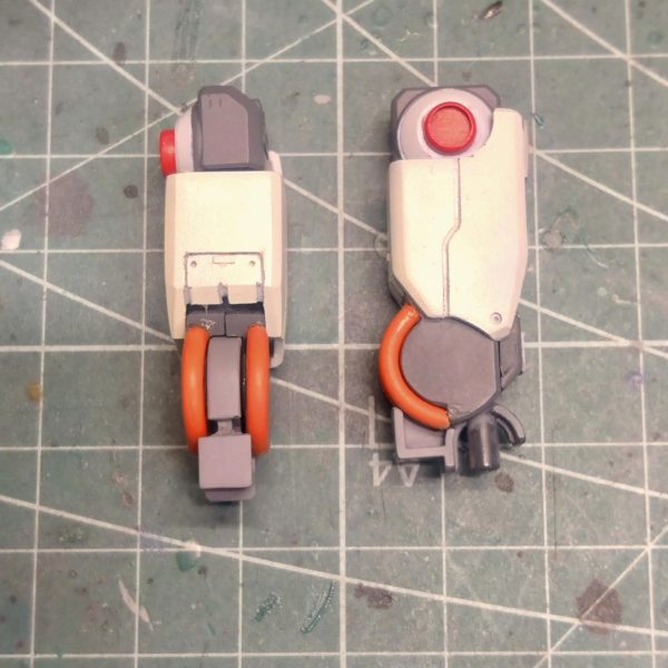 ジムIII　④腰アーマーの裏と股関節、膝カバーの裏を、チラ見せできるようにガンバりました😵…が、雑ですね😣足首、膝、肘のマルイチモールドをくり抜いてプラ板で再生しました😆別パーツに見えるようにしたのですが、分かりづらいですね😅足首のシリンダーも新造して、膝裏のモールドをリード線に置き換えたのですが、リード線の付け根がしっくりこないです🤔&nbsp;&nbsp;&nbsp;（6枚目）