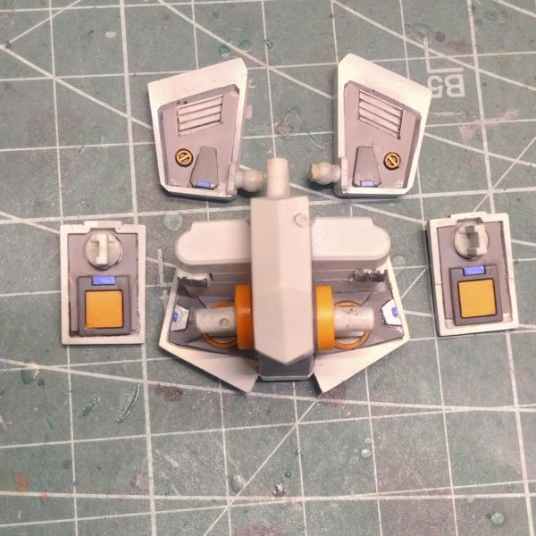 ジムIII　④腰アーマーの裏と股関節、膝カバーの裏を、チラ見せできるようにガンバりました😵…が、雑ですね😣足首、膝、肘のマルイチモールドをくり抜いてプラ板で再生しました😆別パーツに見えるようにしたのですが、分かりづらいですね😅足首のシリンダーも新造して、膝裏のモールドをリード線に置き換えたのですが、リード線の付け根がしっくりこないです🤔&nbsp;&nbsp;&nbsp;（2枚目）