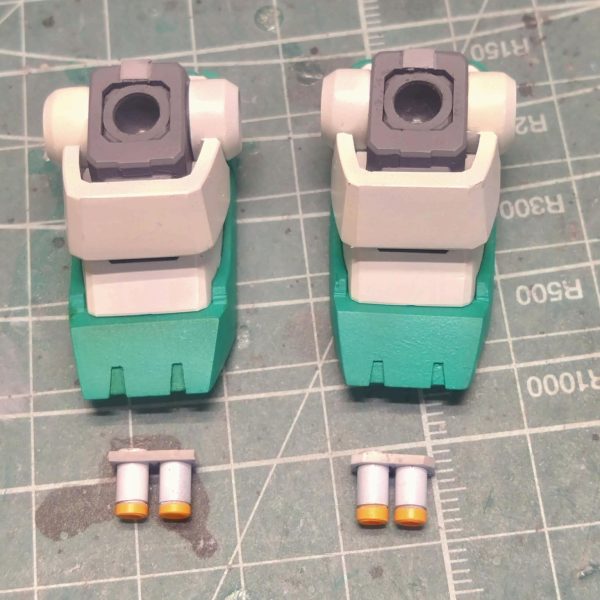 ジムIII　④腰アーマーの裏と股関節、膝カバーの裏を、チラ見せできるようにガンバりました😵…が、雑ですね😣足首、膝、肘のマルイチモールドをくり抜いてプラ板で再生しました😆別パーツに見えるようにしたのですが、分かりづらいですね😅足首のシリンダーも新造して、膝裏のモールドをリード線に置き換えたのですが、リード線の付け根がしっくりこないです🤔&nbsp;&nbsp;&nbsp;（5枚目）