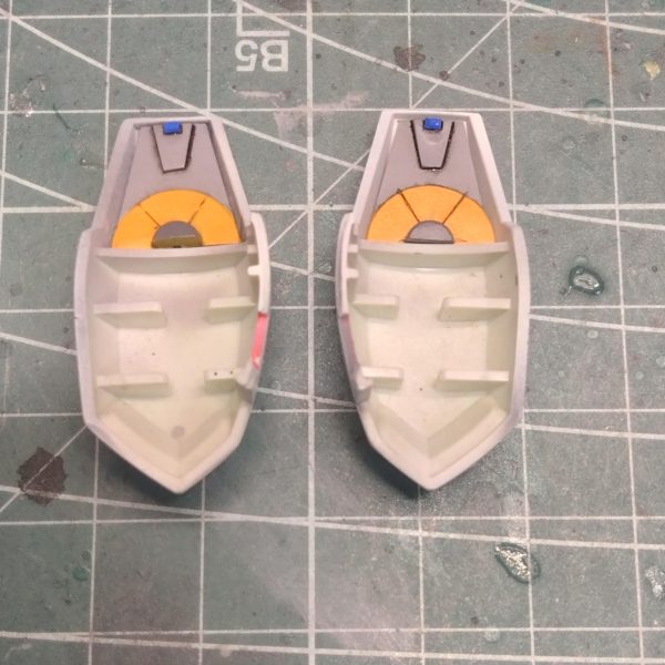 ジムIII　④腰アーマーの裏と股関節、膝カバーの裏を、チラ見せできるようにガンバりました😵…が、雑ですね😣足首、膝、肘のマルイチモールドをくり抜いてプラ板で再生しました😆別パーツに見えるようにしたのですが、分かりづらいですね😅足首のシリンダーも新造して、膝裏のモールドをリード線に置き換えたのですが、リード線の付け根がしっくりこないです🤔&nbsp;&nbsp;&nbsp;（3枚目）