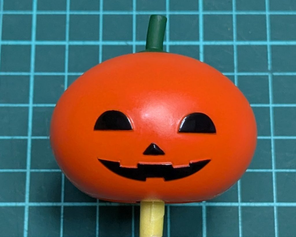 カラーリングメインはクレオス Mr.カラーのオレンジで顔や耳、ヘタの部分塗装はエナメル塗料とアクリルガッシュの筆塗り。最後に半ツヤを吹いています。ちなみに顔は何度かリトライしましたが、筆塗りはやはり少し苦手…。