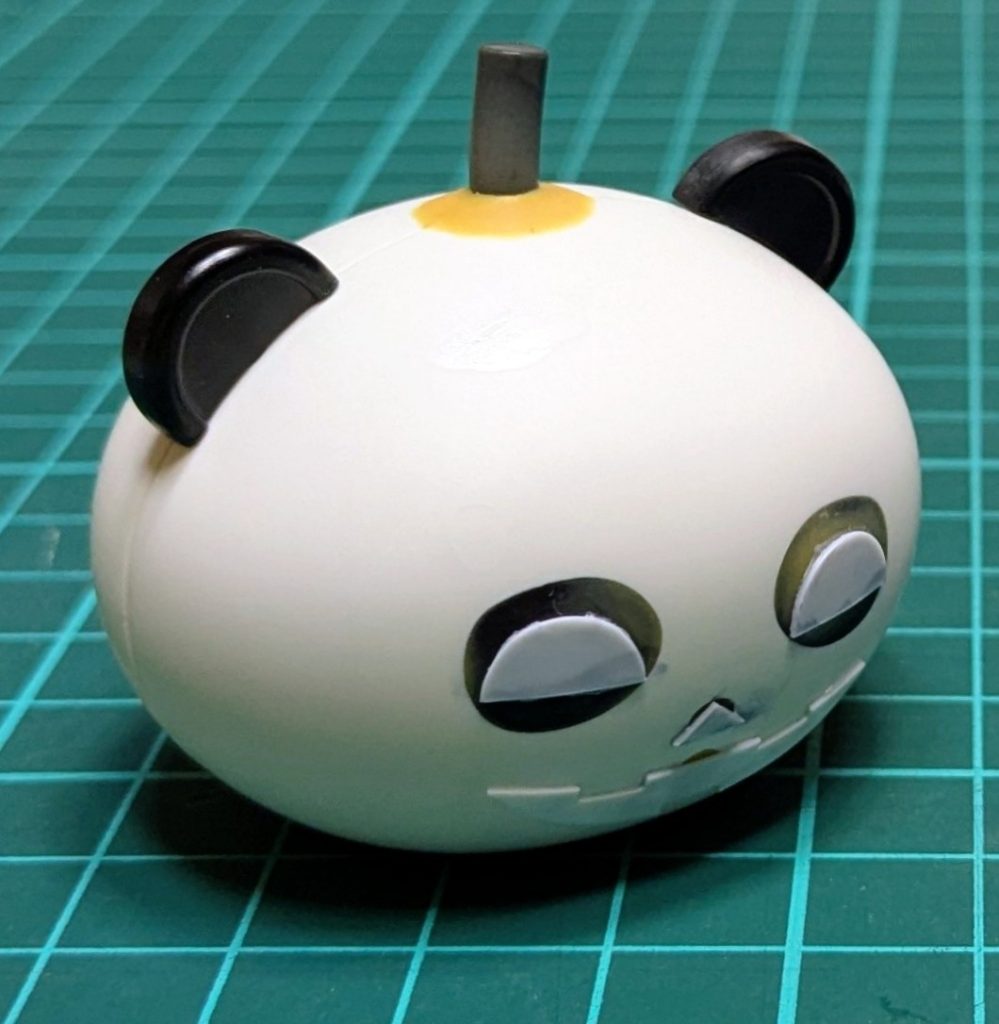 パンダッガイの元々の顔や前の改造で開けた余計な穴などをパテで埋め、🎃の顔を薄いプラ板で新造。ヘタは緩く曲げた太いランナーをぶっ刺して作りました。