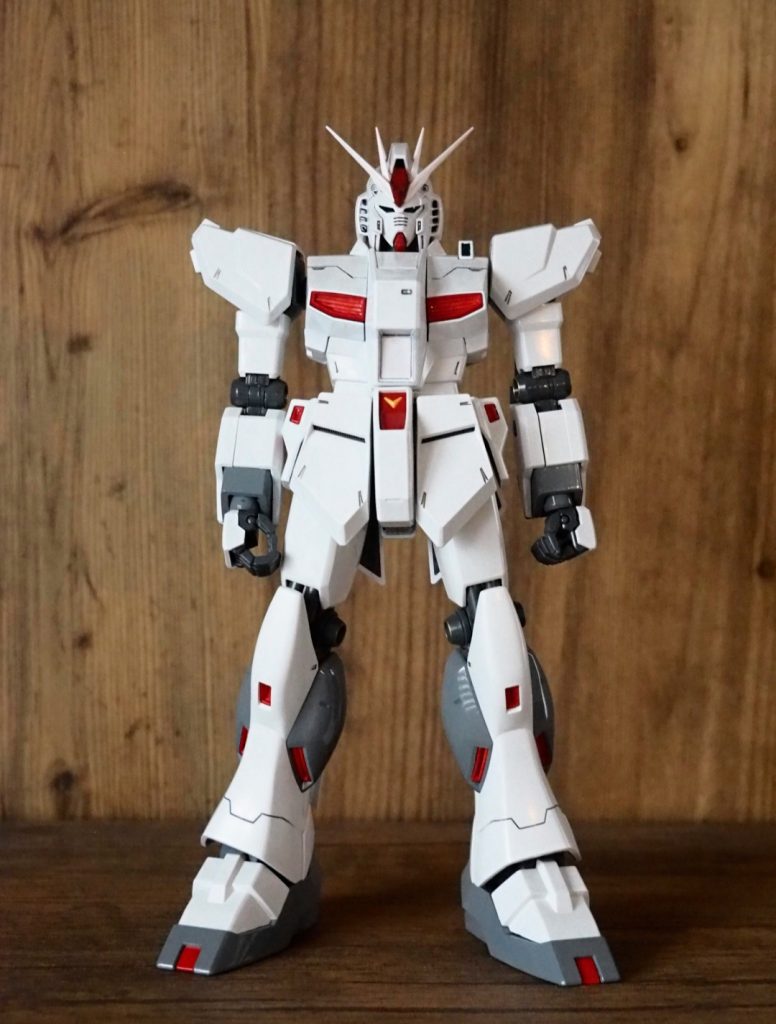 元はジャンク品で購入したMGνガンダム！しかし、バックパックとファンネルが無くどうしようか悩んでいた所でした。そんな時に来年逆襲のシャアが上映されると聞き、特報！！！を思い出しました。