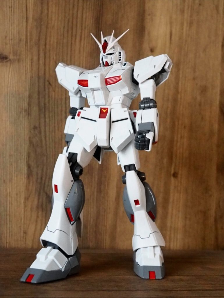 今回は水性塗料を使い塗装しました。部分塗装にはガンダムマーカーを使いました。ツインアイやセンサーには蛍光塗料を使用しましたが、照らすと余り光らず、、、工夫が必要ですね💦