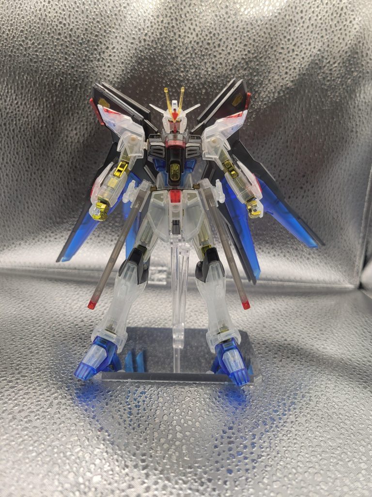 パチ組ですが一応金色のパーツだけ塗装しました。パチ組でも集中して作ってる時間が楽しいです😁黄色のアンテナをランナーから切りはなす時に折れてしまい、細かいパーツだったので直すのに苦戦しました笑