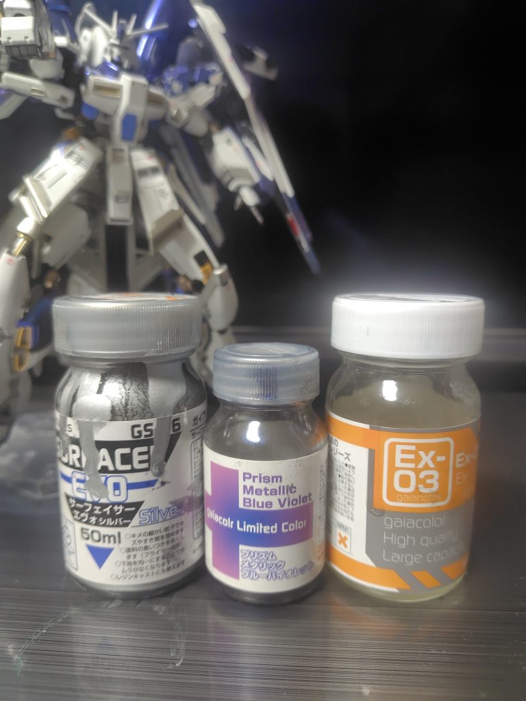 青の外装はガイアのサーフェイサーシルバーの上にプリズムメタリックブルーバイオレットで塗装して最後にEXクリア光沢