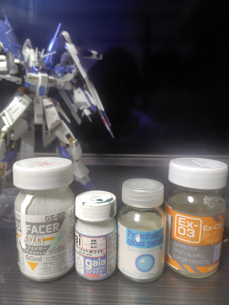 白の外装はガイアのサーフェイサーホワイトの上にアルティメットホワイト70%にプレミアムガラスパール30%で塗装最後にEXクリア光沢