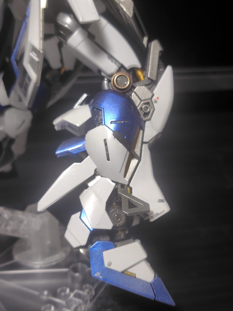 関節部には金属パーツを使用