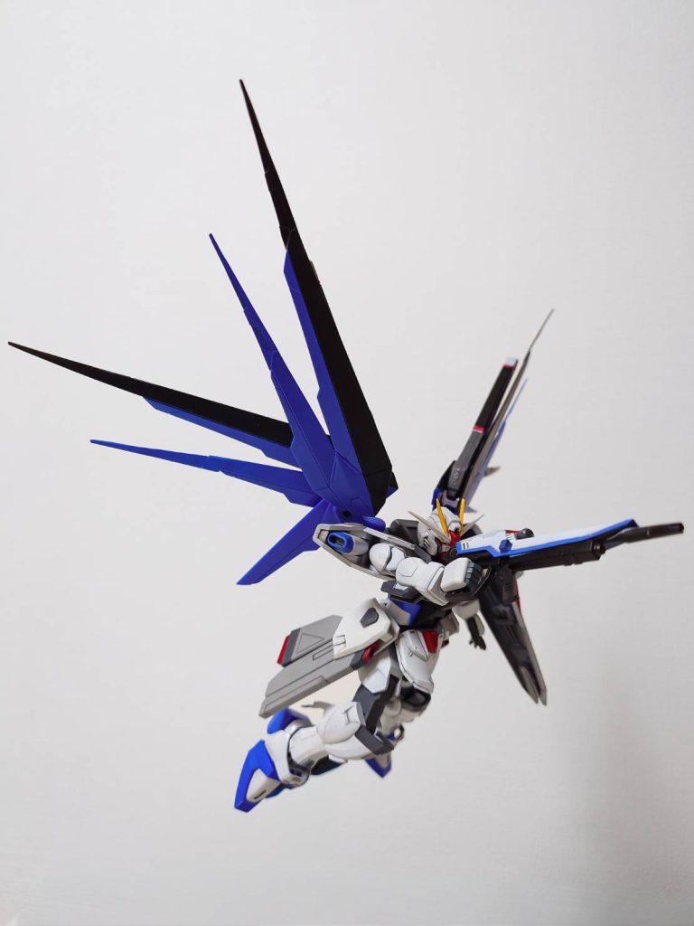 知り合いが台座消し加工をしてくれました。躍動感はそこまでですが、羽根のおかげで迫力があります