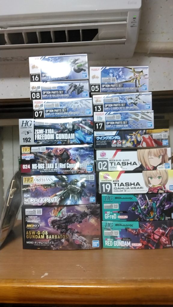 作品名：現在の積みプラ<p>僕の現在の積みプラです 運良くお店で出会えたもの、抽選販売で当選したもの、色々あってこんなに溜まりました 今年も嬉しいプラモデルとの出会いがあった良い1年でした これからゆっくり組み立てていく所存です</p>
