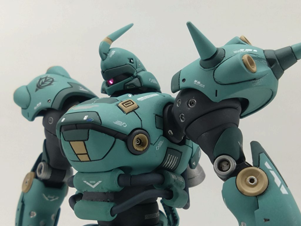 勝手にハッチを作りました。アンテナは起動前の状態でこちらの方が好みだったのでこの状態で固定してます。モノアイは反射で光ってるだけで発光はしてませんが丁度いい感じに。