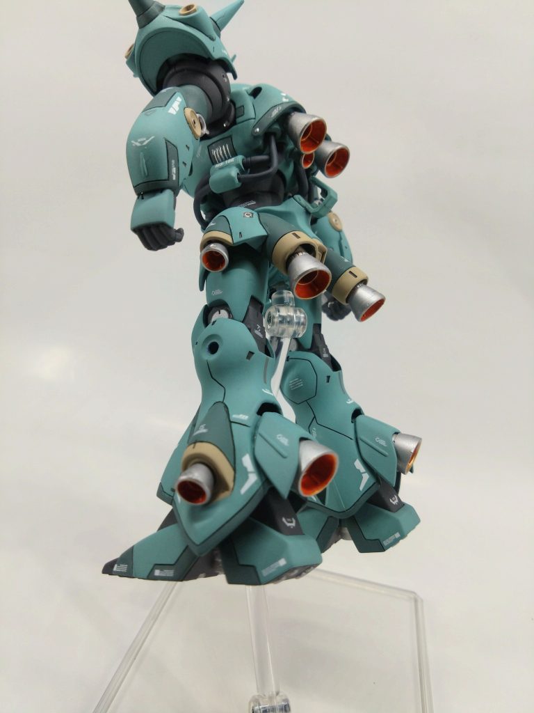 下腿裏側のパーツを切って可動する様に見せ、バーニアを交換。外側のバーニアを追加してます。