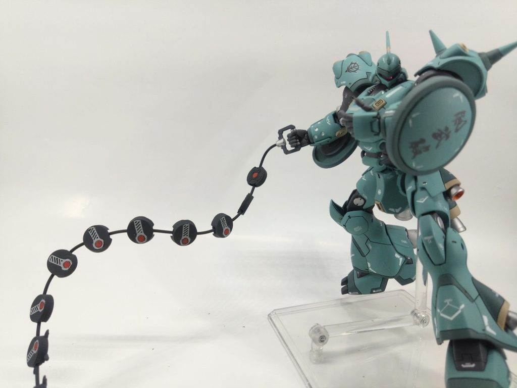 ケンプファーとミーシャさんにもしも帰って来いと言えるなら⋯という思いを込めて、せめて機動力を落とさず不要になったら捨てていい小型のバックラーを。もしかしたらコックピットだけでも守れなかったかな。盾は塗料のフタとガシャポンのカプセルで作りました。磁石で着脱可能。「剣武破」と書いてあります。手持ちの文字デカールから。