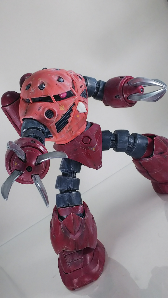 シャア専用は４本爪派ですな。