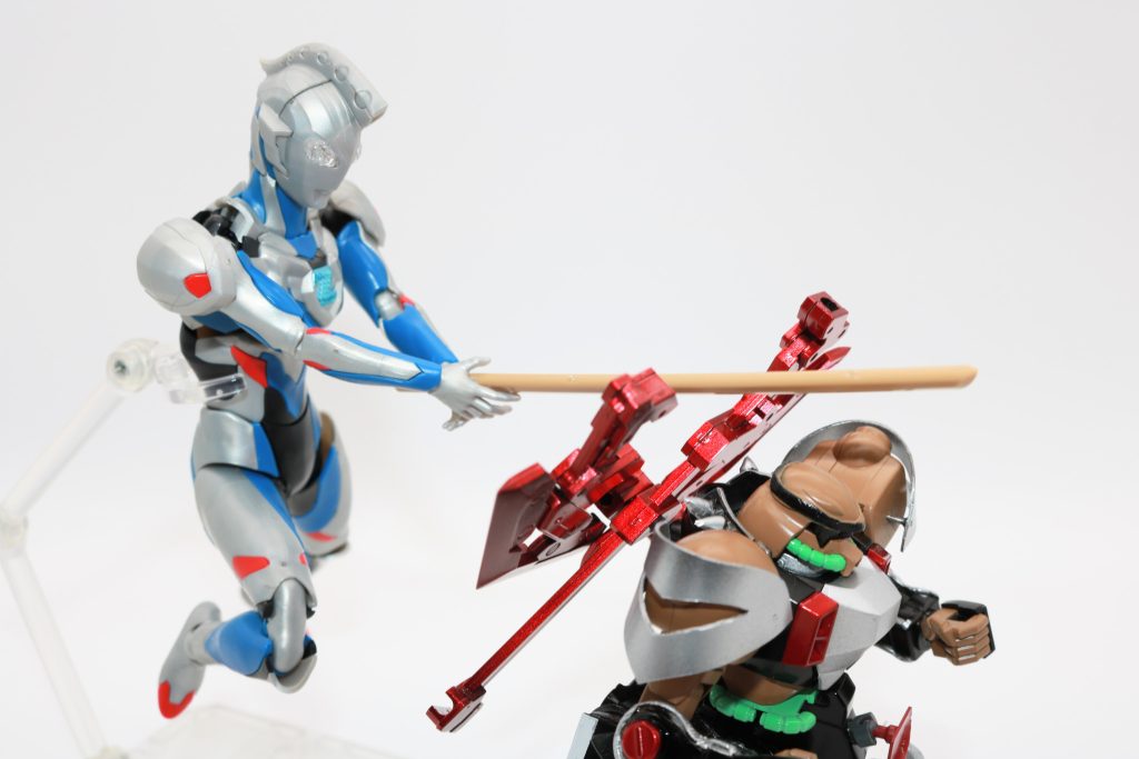 鋼鉄の背筋がバトルアックスと化し、香賀美タイガ選手の天上天下唯我独尊改を受け止めたァァァ！！！