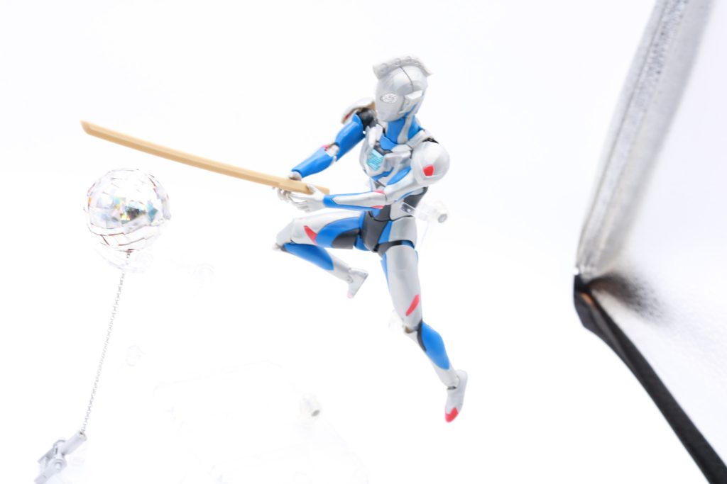 タイガが木刀でミラーボールを受け止める！凄まじい火花だ！！そんな爪楊枝、へし折ってやるわァァァ！！