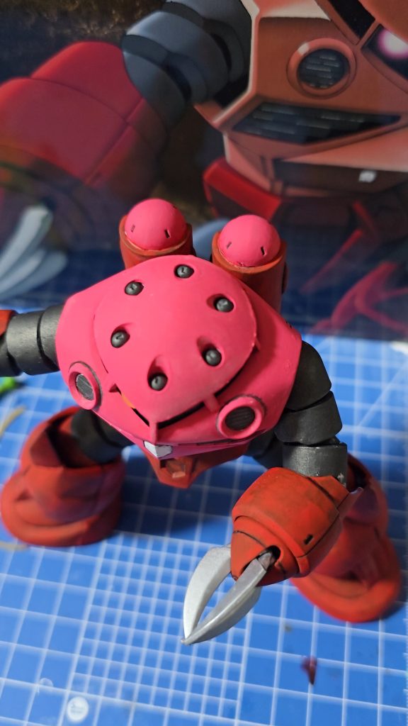 腕と頭のミサイルのところは赤鉄色で塗りました。赤鉄色って、リアルな鉄感があっていいですね♪