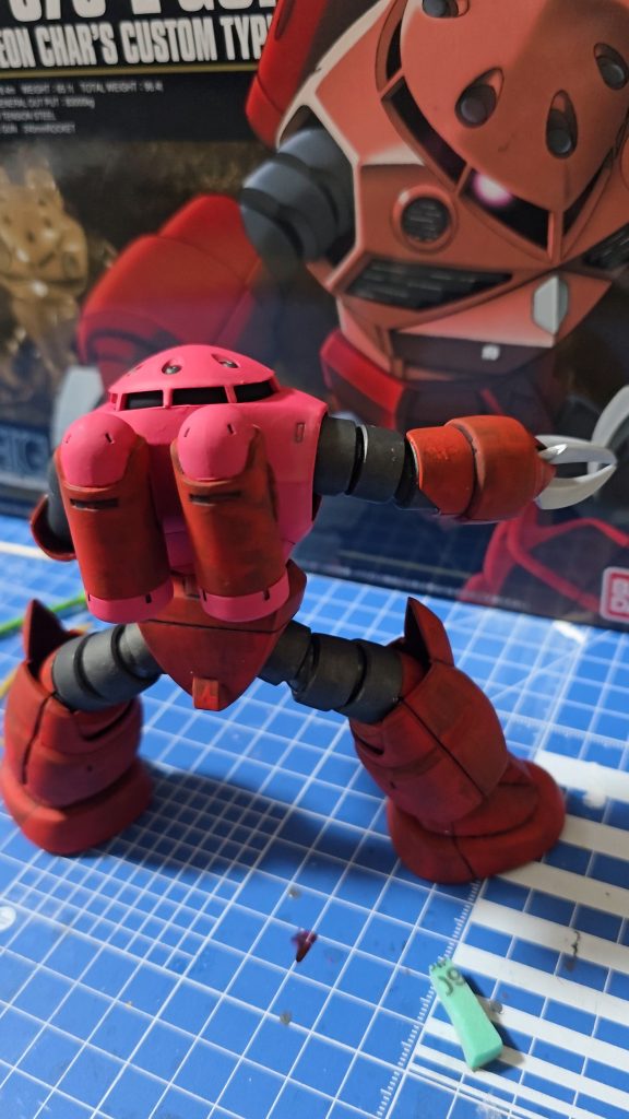 本当はデカールを貼りたかったんですが、ズゴック専用のものを見つけられず、どうしたらいいかわかりませんでした。ジオン軍MS用デカールを使用することも検討しましたが、ベストなものをピックアップできる知識とセンスは持ち合わせていないので今回は諦めました。