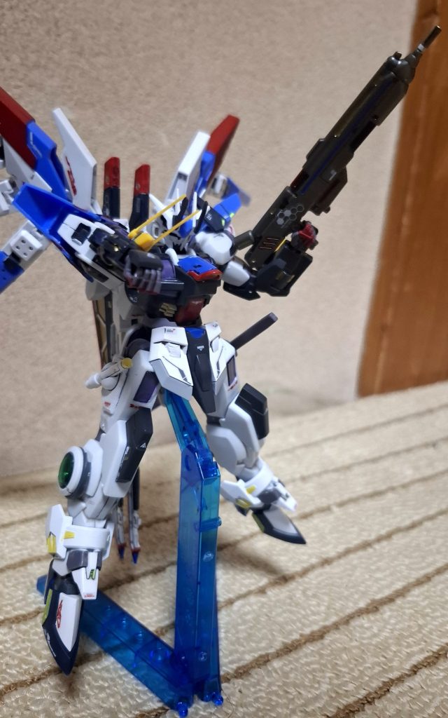 腕部リボルバー式実弾兵装