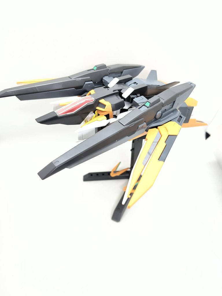 変形時も含めて大型ブースターの重厚感が半端ない!