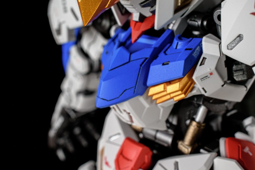 本来のブルーは暗めでしたが明るめの方が好みなので、いつもの調色したブルーを使っています! また胸部ブルーの真ん中のパーツはのっぺりしていて寂しかったので、スジボリを追加しています