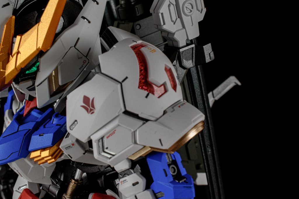 運良く鉄血のオルフェンズのデカールが手に入ったので使用しました✌️また両足や両肩に存在するクリアパーツの真ん中に はアクセントとして、オレンジのデカールを使用していますオレンジをワンポイントとして使うことで、オシャ レになるのでオススメですよ！✨